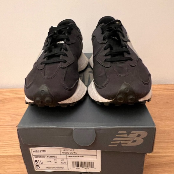 Women’s new balance 327 sneakers size 5.5 - Picture 1 of 3